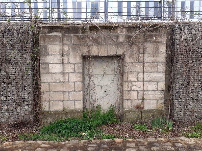 Ancienne porte de la guérite des gardes de Louvois