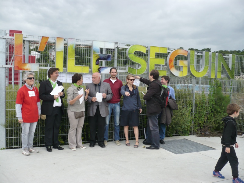 Candidats EELV proclamant la commune libre de l'Ile Seguin aux cantonales 2011